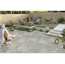 Terasa s nábytkem, dětským koutkem a čtvercovou dlažbou