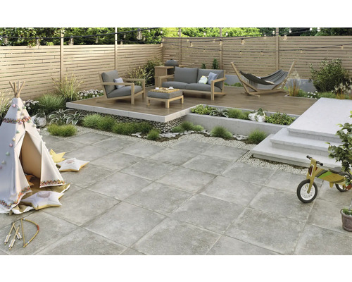 Terasa s nábytkem, dětským koutkem a čtvercovou dlažbou