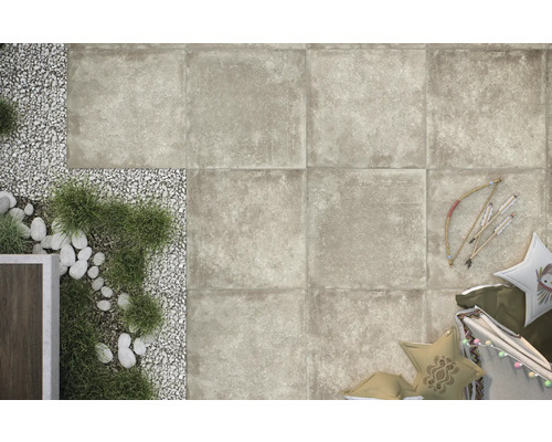 Béžové podlahové dlaždice s dekorací, zahradou a polštáři