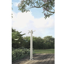 Zahradní scéna s volně stojícím kovovým vodním sloupkem na dřevěné terase