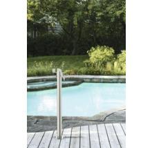 Zahradní scéna s bazénem a nerezovou zahradní sprchou na dřevěné terase