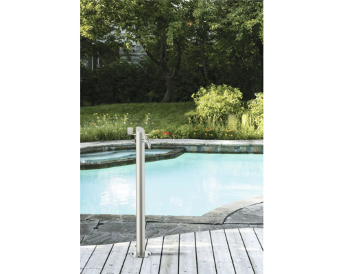 Zahradní scéna s bazénem a nerezovou zahradní sprchou na dřevěné terase