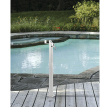 Nerezová zahradní sprcha vedle bazénu na dřevěné terase