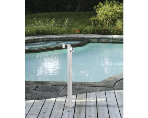 Nerezová zahradní sprcha vedle bazénu na dřevěné terase