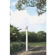 Zahradní scéna s jedním kovovým kohoutkem na dřevěné terase