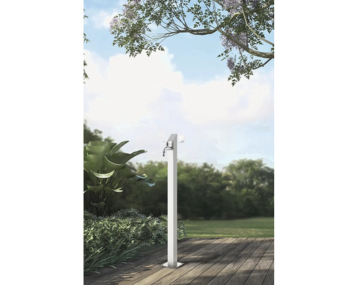 Zahradní scéna s jedním kovovým kohoutkem na dřevěné terase