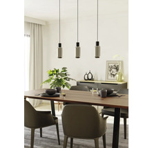 Jídelna s dřevěným stolem, židlemi a třemi závěsnými svítidly