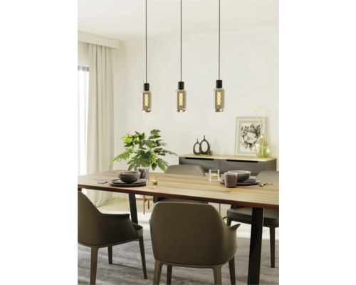 Jídelní stůl se třemi závěsnými svítidly a prostíráním