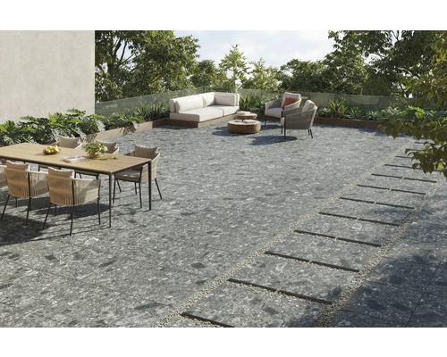 Terasa s nábytkem a šedou kameninovou dlažbou