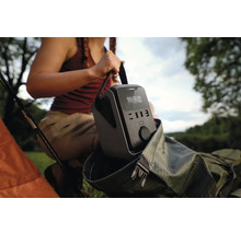 Přenosná napájecí stanice v batohu pro kempování