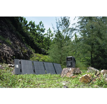 Přenosná elektrárna a solární panel v přírodním prostředí.