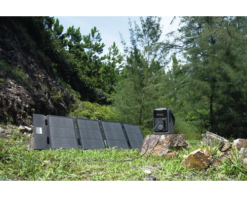 Přenosná elektrárna a solární panel v přírodním prostředí.