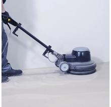 Podlahový čisticí stroj v provozu na podlaze