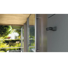 Venkovní reflektor na stěně domu s výhledem do zahrady