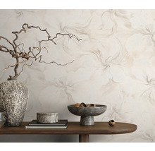 Scéna s vzorovanou tapetou, stůl s dekoracemi, jako je váza, mísa a dóza