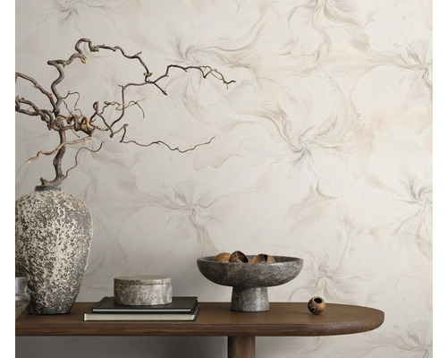 Scéna s vzorovanou tapetou, stůl s dekoracemi, jako je váza, mísa a dóza