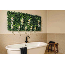 Koupelna s vanou, stoličkou a stěnou z rostlin