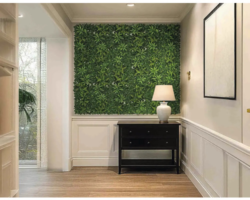 Chodba s rostlinnou stěnou, komodou a lampou