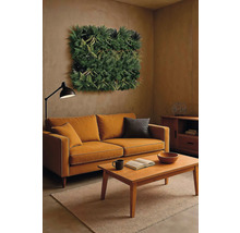 Obývací pokoj s pohovkou, konferenčním stolkem, stojací lampou a zelenou stěnou