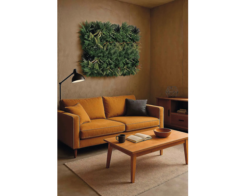 Obývací pokoj s pohovkou, konferenčním stolkem, stojací lampou a zelenou stěnou