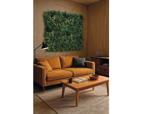 Obývací pokoj s oranžovou pohovkou, dřevěným stolem a vertikální zahradou na stěně