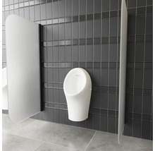 Urinál s přepážkou v koupelně