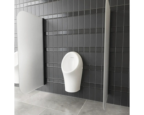 Urinál s přepážkou v koupelně