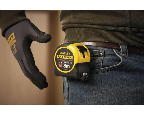 Svinovací metr Stanley Fatmax s magnetickým hákem a délkou osm metrů na pásku kalhot