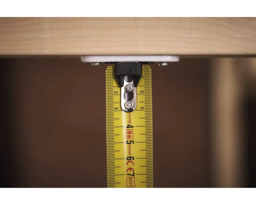 Žlutý svinovací metr s přišroubovaným upevněním na dřevo