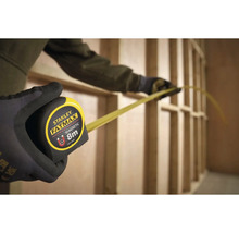 Svinovací metr Stanley Fatmax s magnetickým hákem v ruce