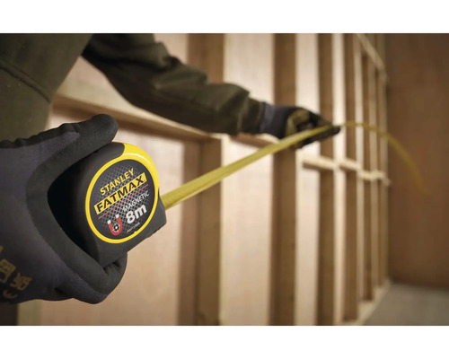 Svinovací metr Stanley Fatmax s magnetickým hákem v ruce