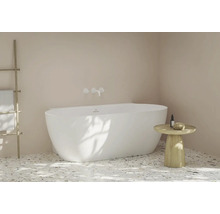 Koupelna s volně stojící vanou, žebříkovou policí a odkládacím stolkem