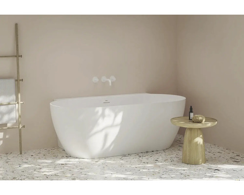 Koupelna s volně stojící vanou, žebříkovou policí a odkládacím stolkem