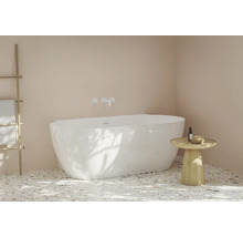 Volně stojící vana, držák na ručníky a odkládací stolek v koupelně