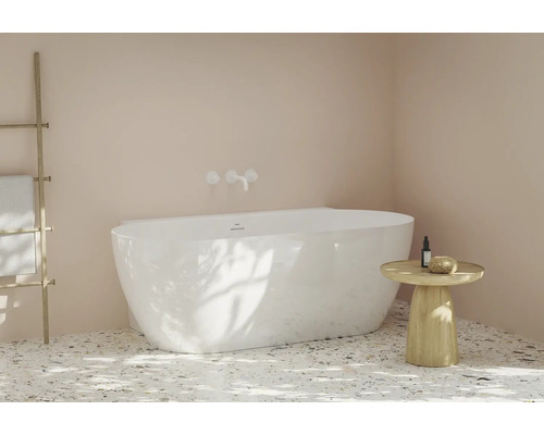 Volně stojící vana, držák na ručníky a odkládací stolek v koupelně