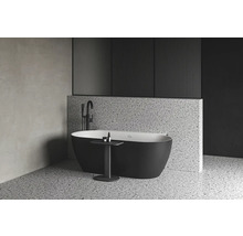 Koupelna s volně stojící vanou, baterií a odkládacím stolkem