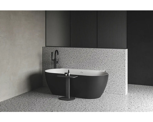 Koupelna s volně stojící vanou, baterií a odkládacím stolkem