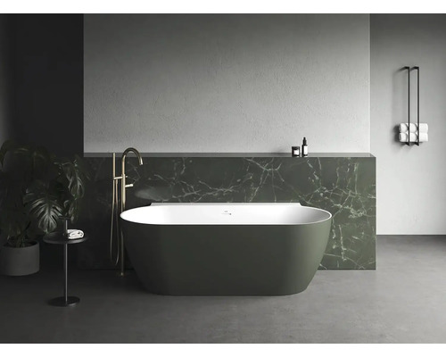 Moderní koupelna s volně stojící vanou, baterií a držákem na ručníky