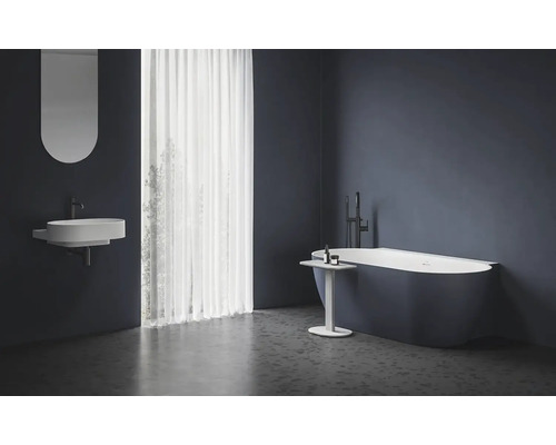 Koupelna s vanou, umyvadlem a zrcadlem