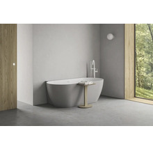 Koupelna s volně stojící vanou, baterií a odkládacím stolkem s ručníky