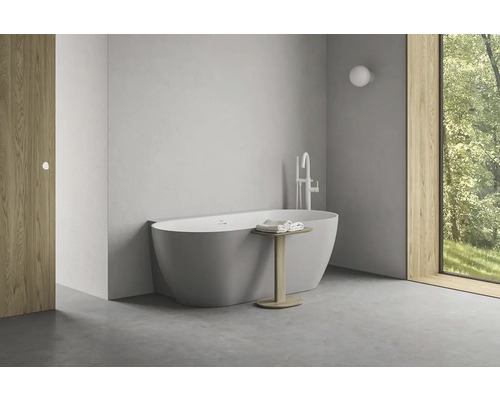 Koupelna s volně stojící vanou, baterií a odkládacím stolkem s ručníky