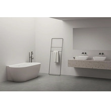 Světlá koupelna s vanou, držákem na ručníky, umyvadlem a zrcadlem