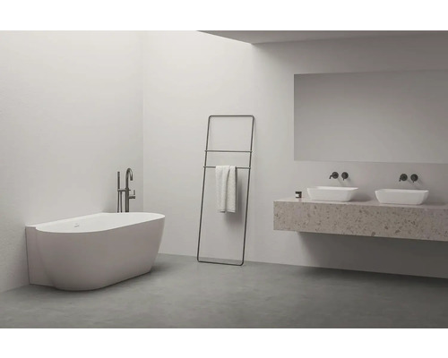 Světlá koupelna s vanou, držákem na ručníky, umyvadlem a zrcadlem