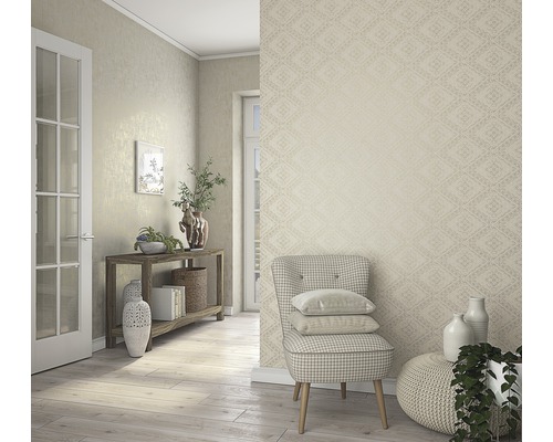 Dekorativní obývací pokoj s tapetou se vzorem, židlí, odkládacím stolkem a dřevěnou podlahou