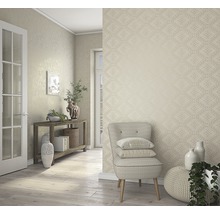 Interiér s vzorovanou tapetou, židlí a dřevěnou podlahou