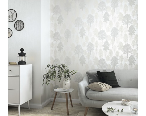 Obývací pokoj s pohovkou, komodou, stolem a tapetou se stromovým vzorem