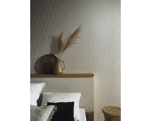 Ložnice s vzorovanou tapetou, postelí, policí a dekorací