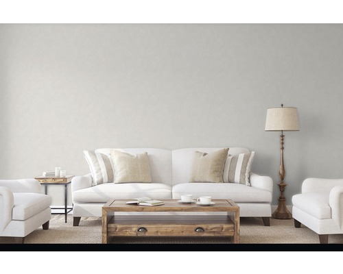 Obývací pokoj s pohovkou, křeslem, konferenčním stolkem a stojací lampou