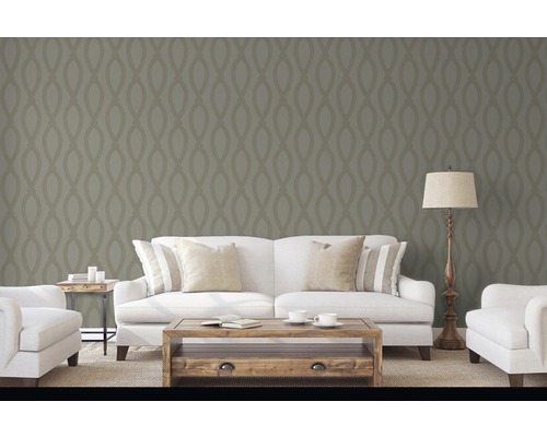 Obývací pokoj s tapetou se vzorem, pohovkou a křesly