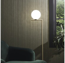 Stojací lampa s kulovitým stínidlem vedle okna a křesla.